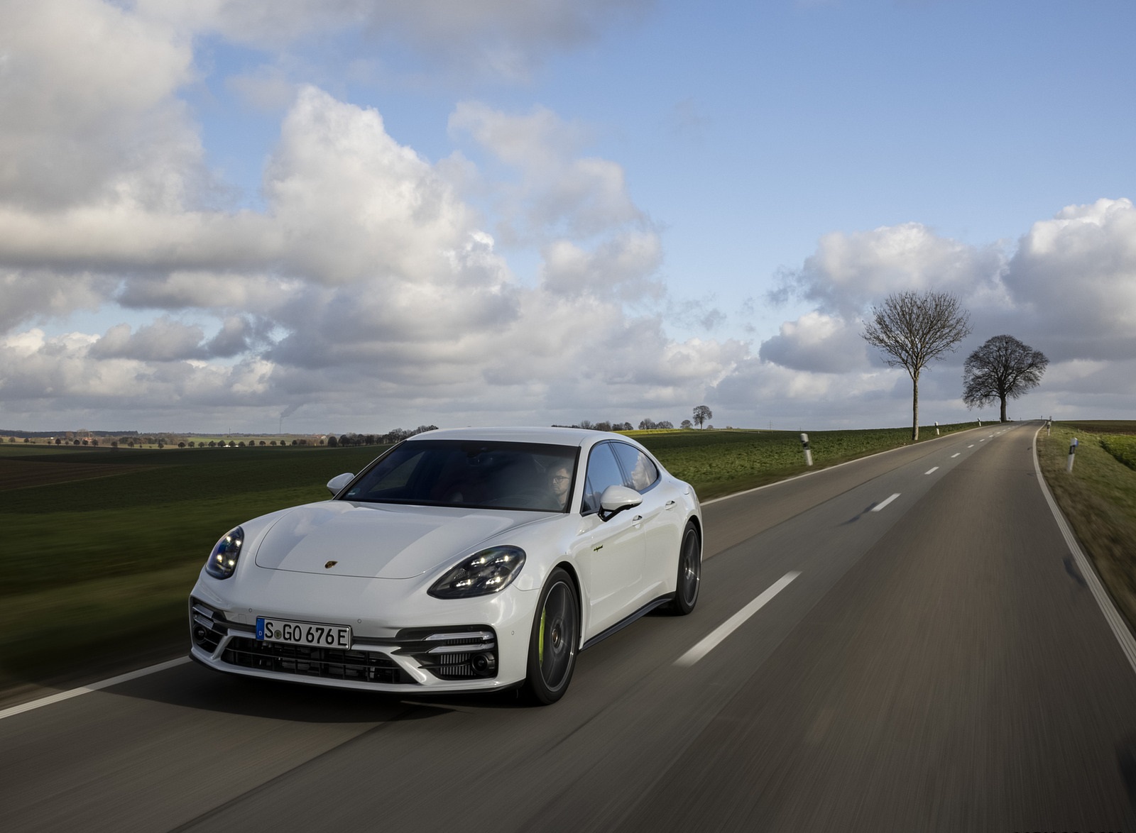 2021 Porsche Panamera Turbo S E-Hybrid (Color: Carrara White Metallic) Front Three-Quarter Wallpapers  (5)