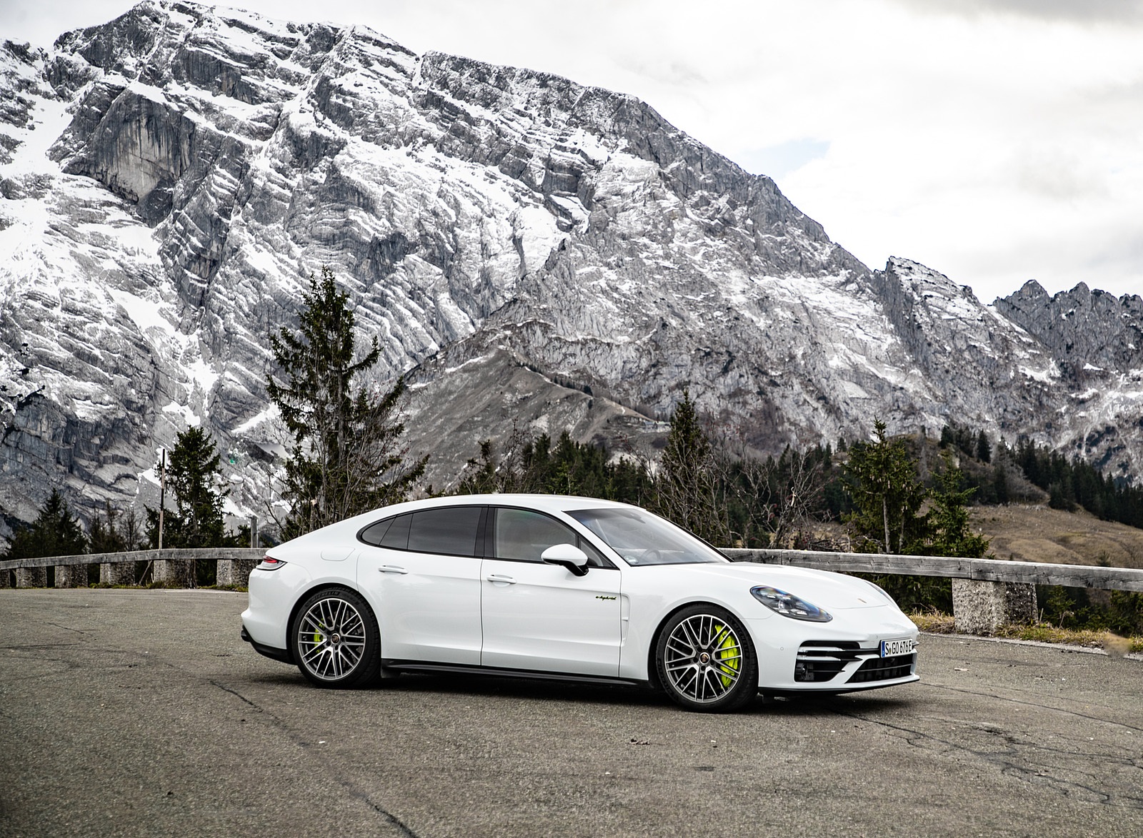 2021 Porsche Panamera Turbo S E-Hybrid (Color: Carrara White Metallic) Front Three-Quarter Wallpapers #32 of 60