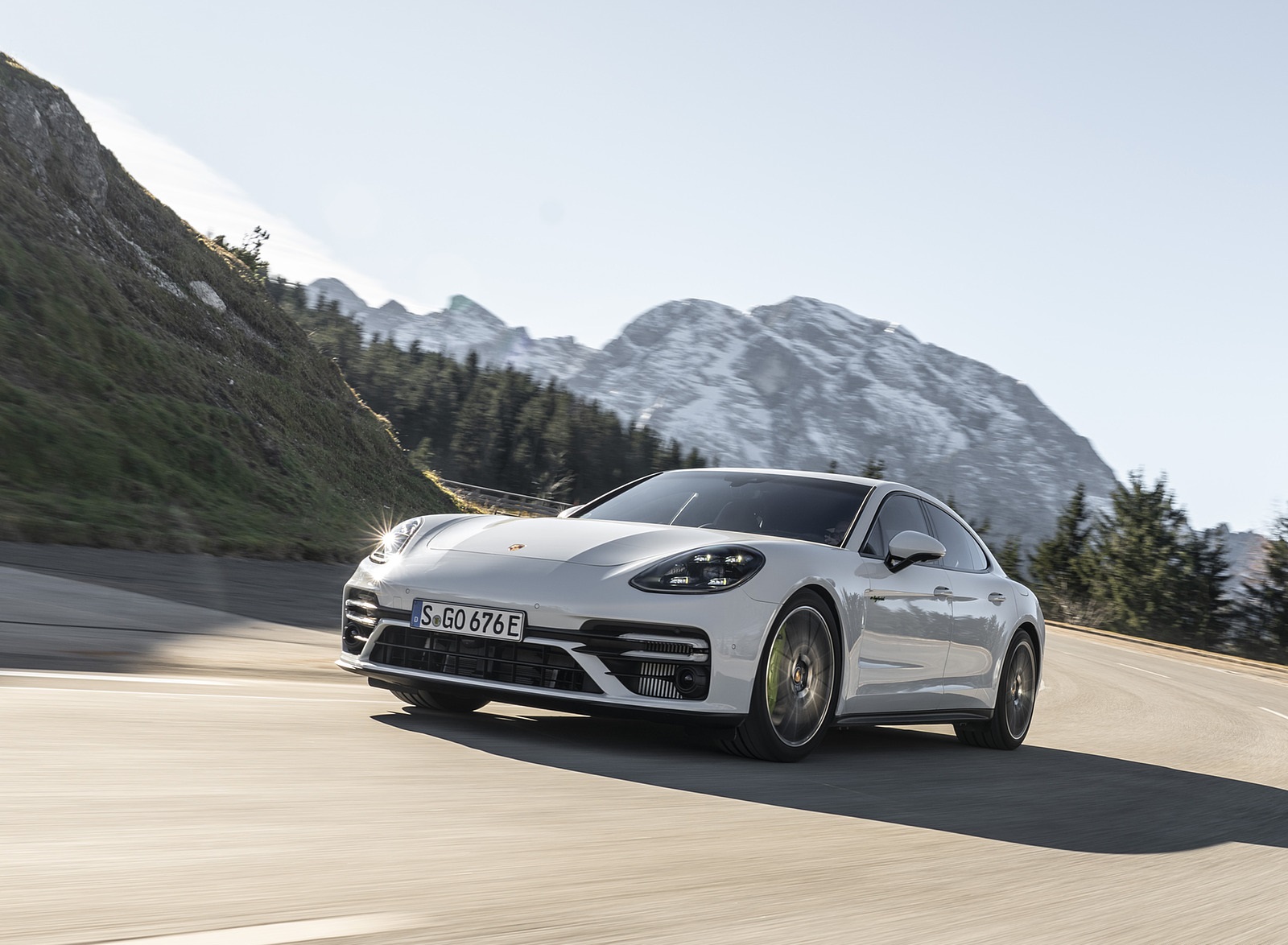 2021 Porsche Panamera Turbo S E-Hybrid (Color: Carrara White Metallic) Front Wallpapers (6)