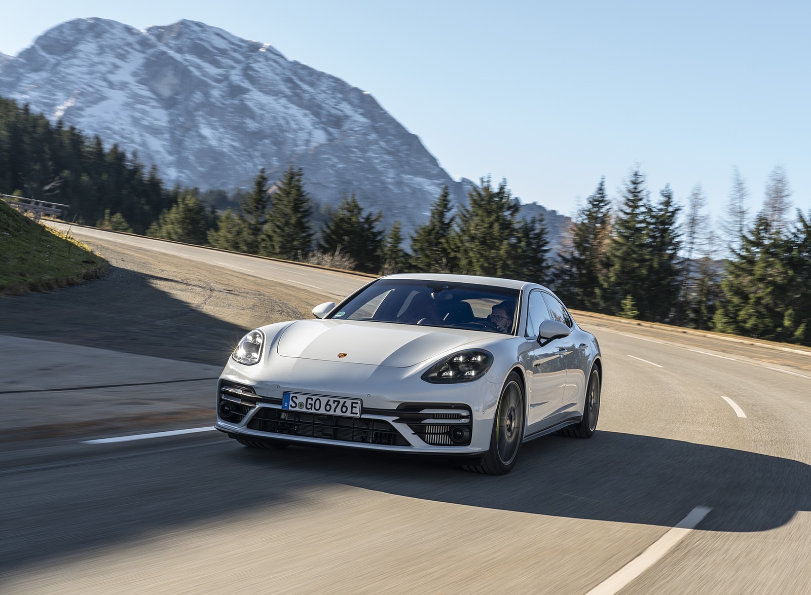 2021 Porsche Panamera Turbo S E-Hybrid (Color: Carrara White Metallic) Front Wallpapers (8)