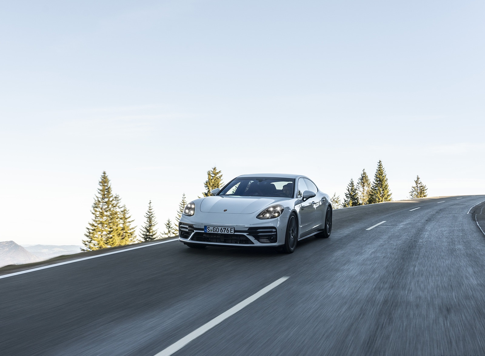 2021 Porsche Panamera Turbo S E-Hybrid (Color: Carrara White Metallic) Front Wallpapers #15 of 60