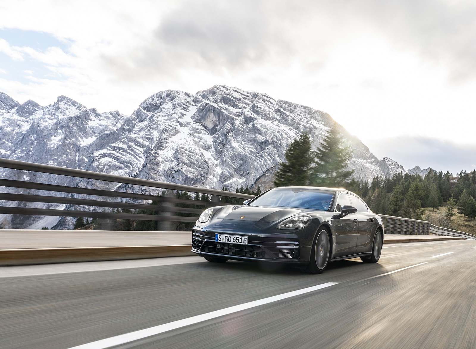 2021 Porsche Panamera Turbo S E-Hybrid Executive (Color: Volcano Grey Metallic) Front Three-Quarter Wallpapers (10)