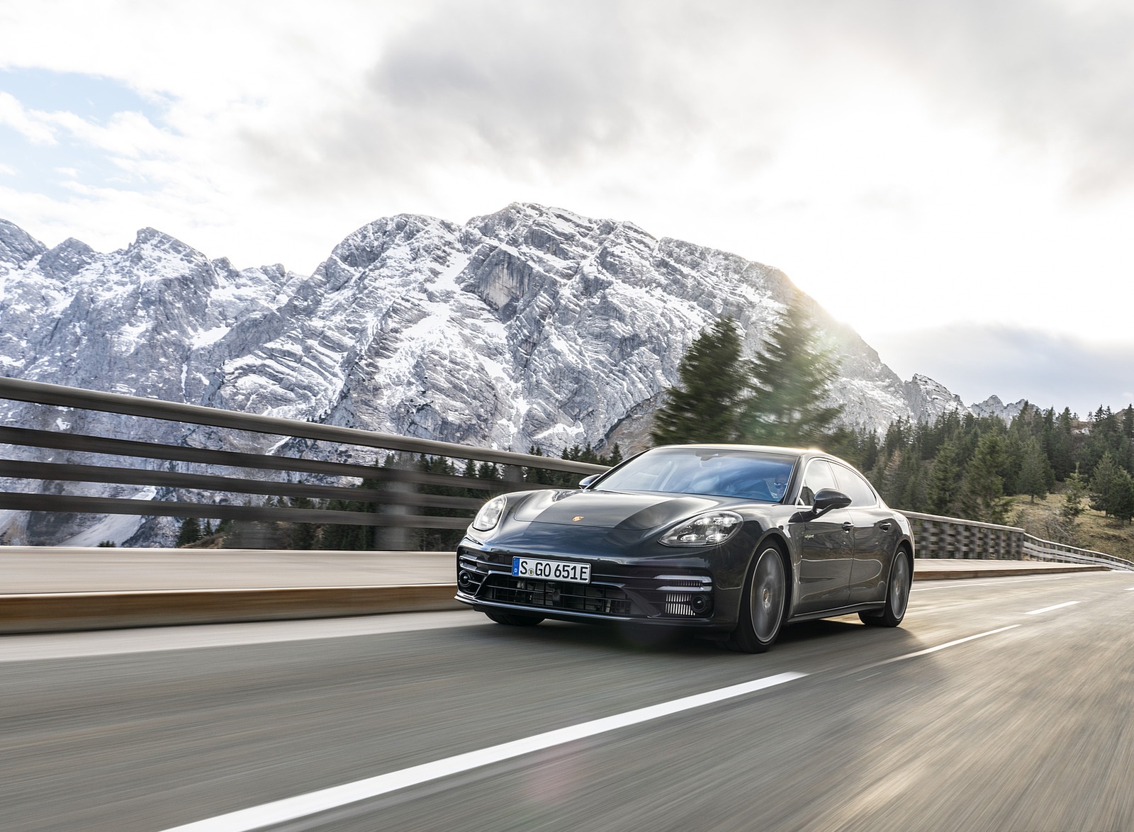 2021 Porsche Panamera Turbo S E-Hybrid Executive (Color: Volcano Grey Metallic) Front Three-Quarter Wallpapers #10 of 40