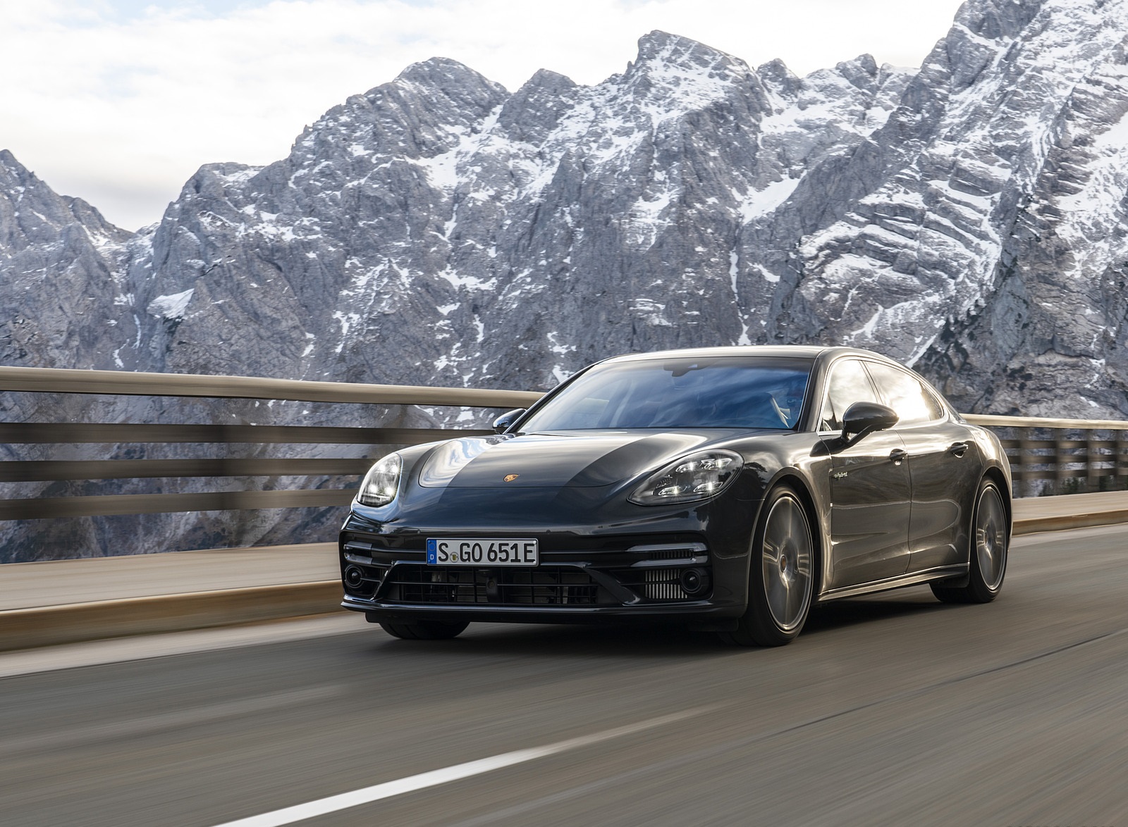 2021 Porsche Panamera Turbo S E-Hybrid Executive (Color: Volcano Grey Metallic) Front Three-Quarter Wallpapers #2 of 40