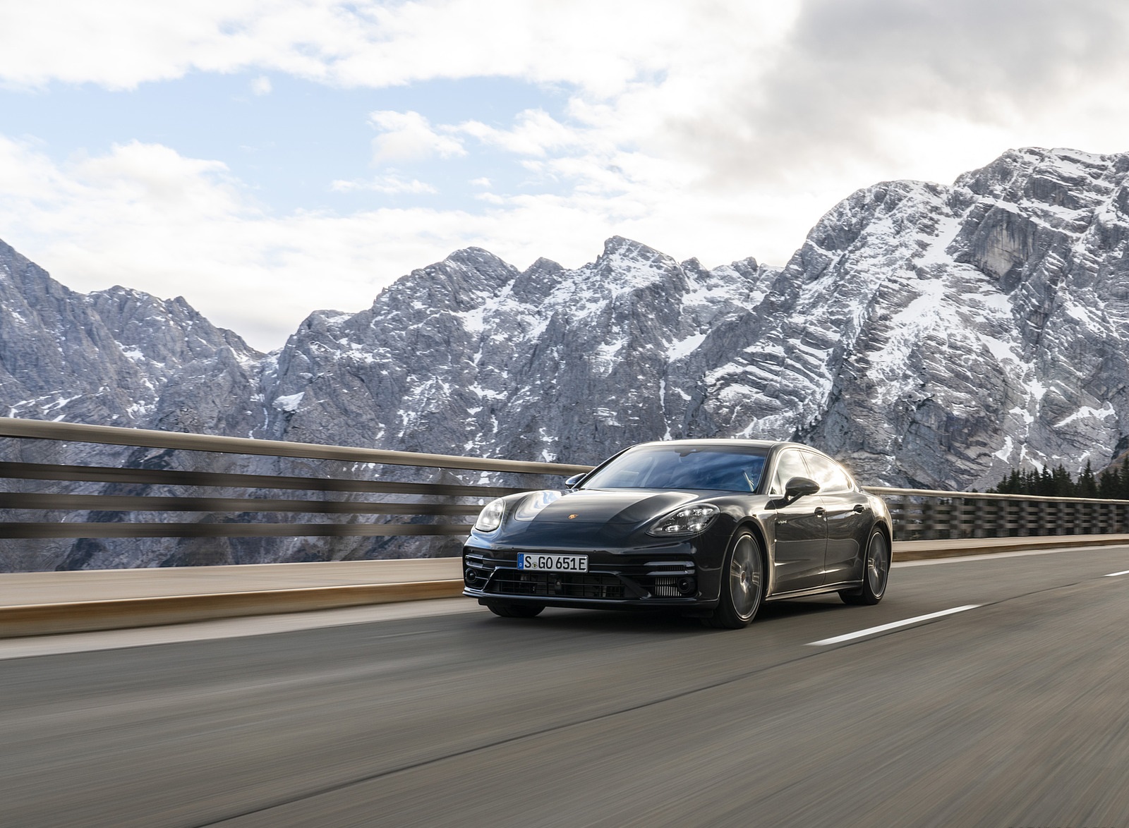 2021 Porsche Panamera Turbo S E-Hybrid Executive (Color: Volcano Grey Metallic) Front Three-Quarter Wallpapers #9 of 40