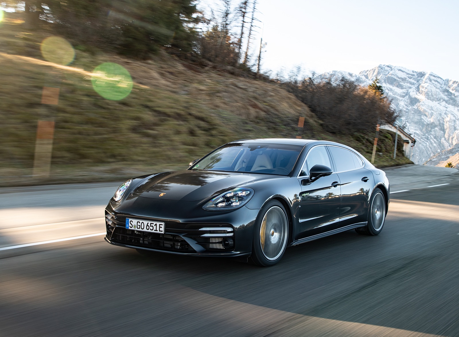 2021 Porsche Panamera Turbo S E-Hybrid Executive (Color: Volcano Grey Metallic) Front Three-Quarter Wallpapers (3)