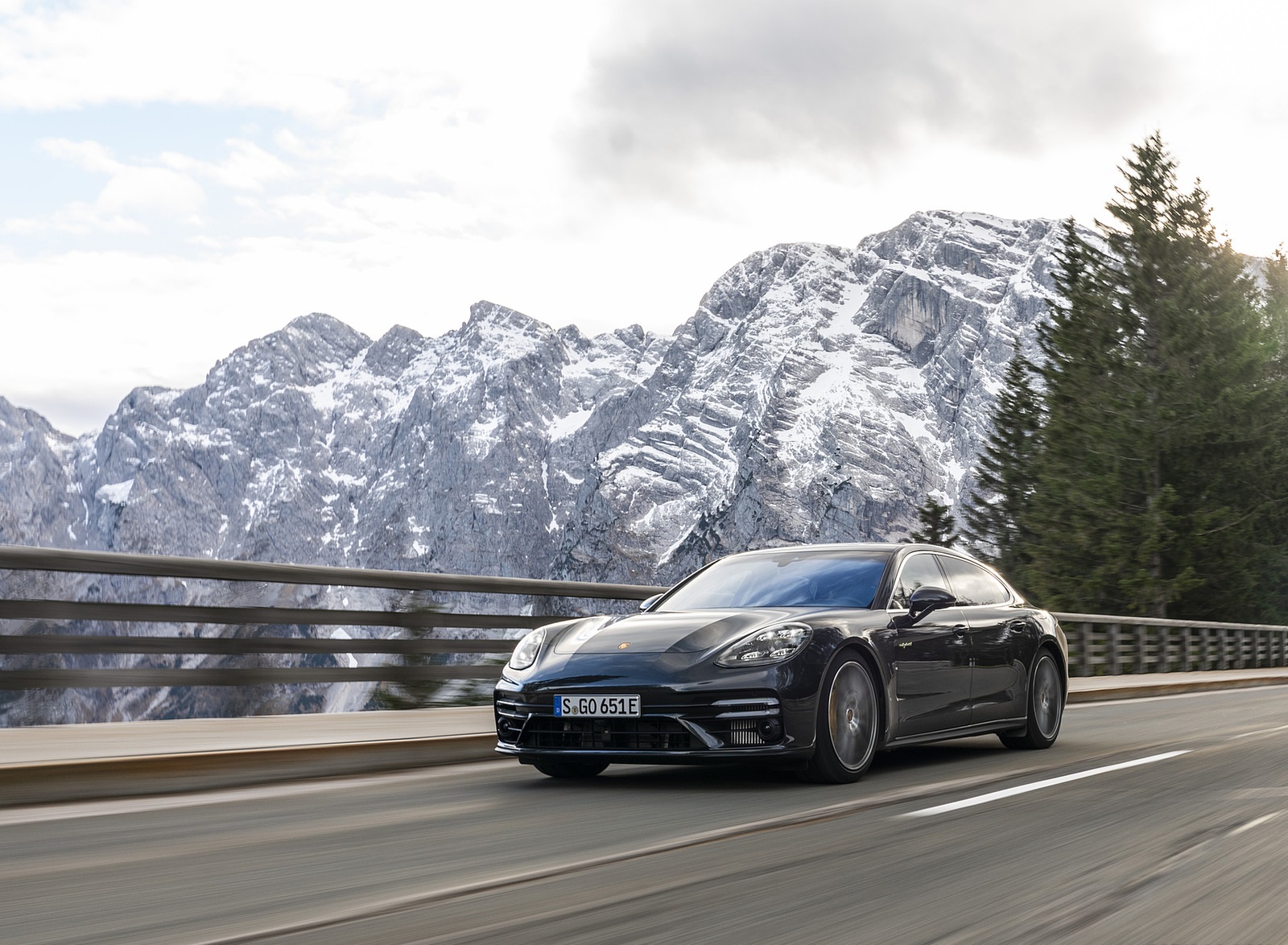 2021 Porsche Panamera Turbo S E-Hybrid Executive (Color: Volcano Grey Metallic) Front Three-Quarter Wallpapers  #8 of 40