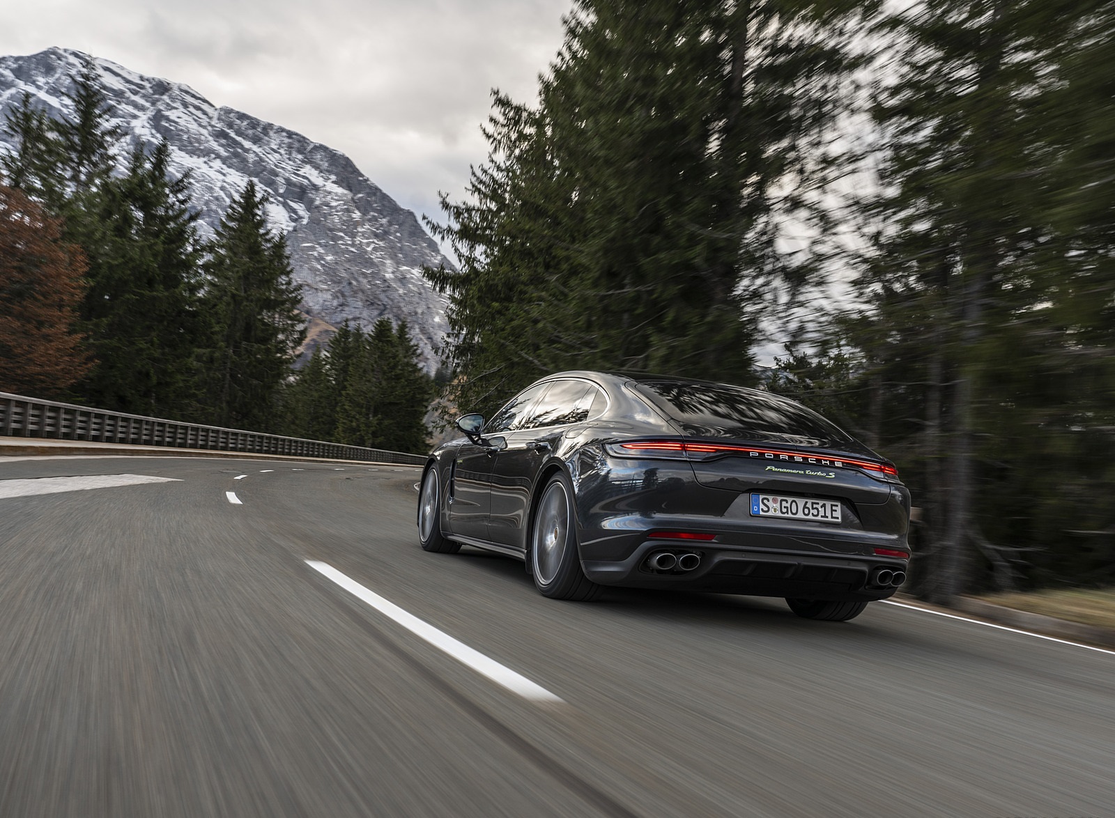 2021 Porsche Panamera Turbo S E-Hybrid Executive (Color: Volcano Grey Metallic) Rear Three-Quarter Wallpapers #5 of 40