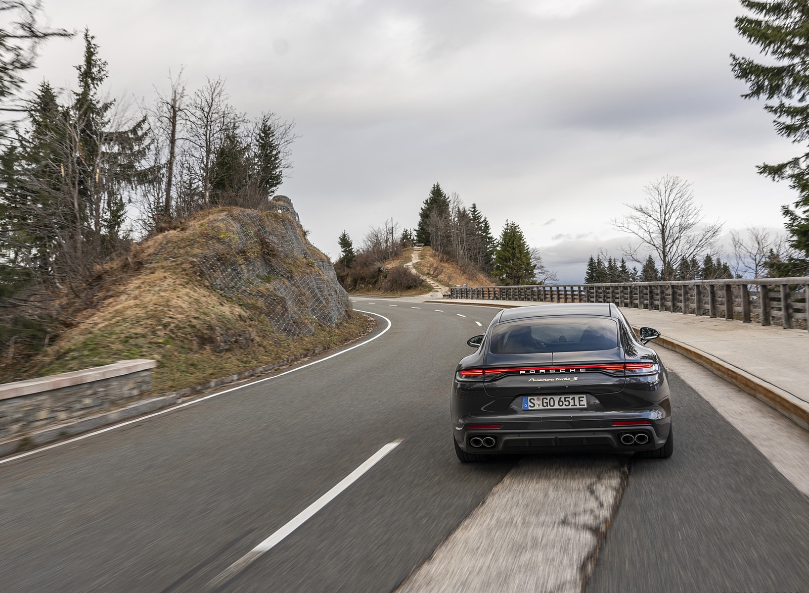 2021 Porsche Panamera Turbo S E-Hybrid Executive (Color: Volcano Grey Metallic) Rear Wallpapers #6 of 40