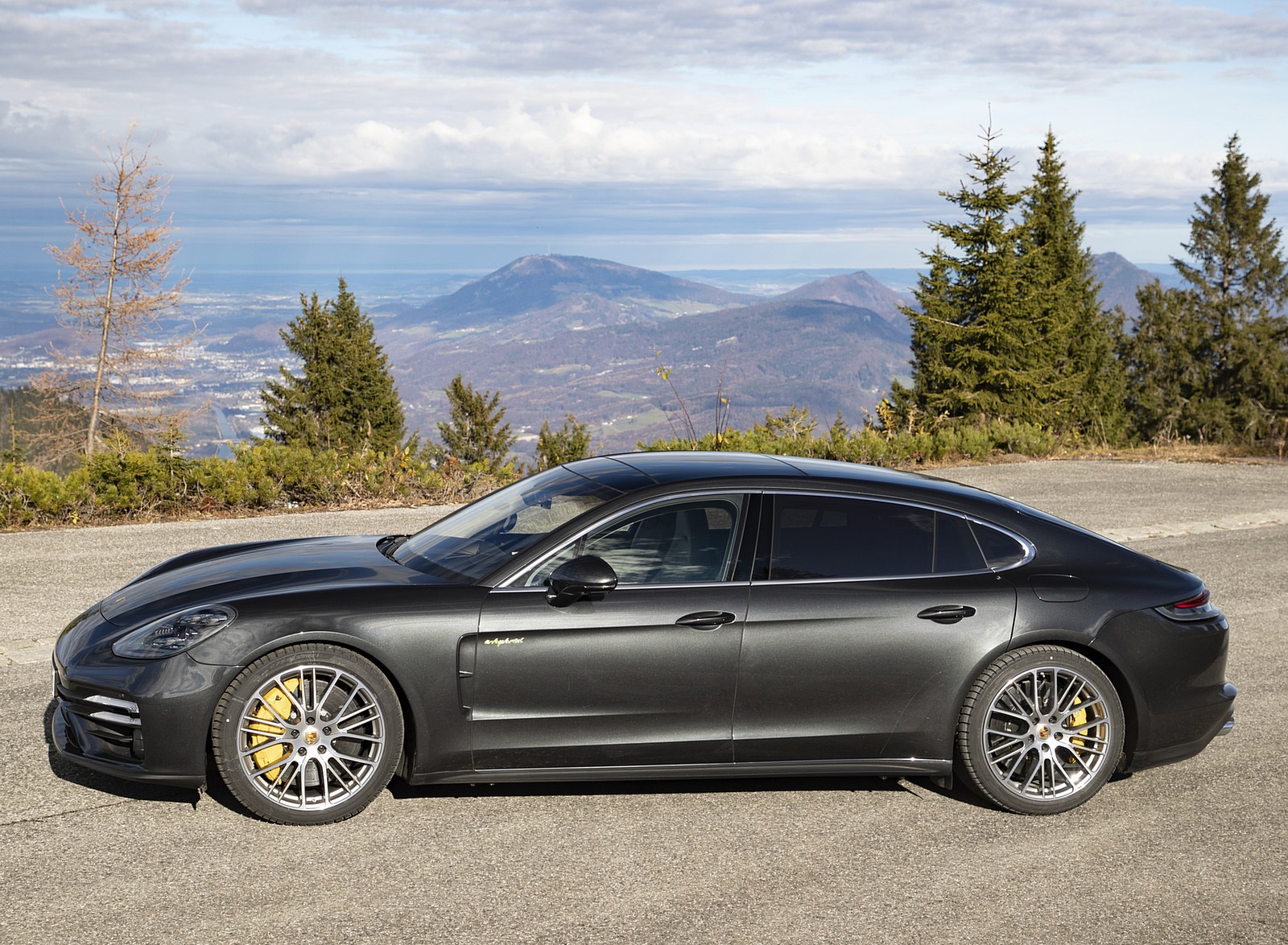 2021 Porsche Panamera Turbo S E-Hybrid Executive (Color: Volcano Grey Metallic) Side Wallpapers #16 of 40