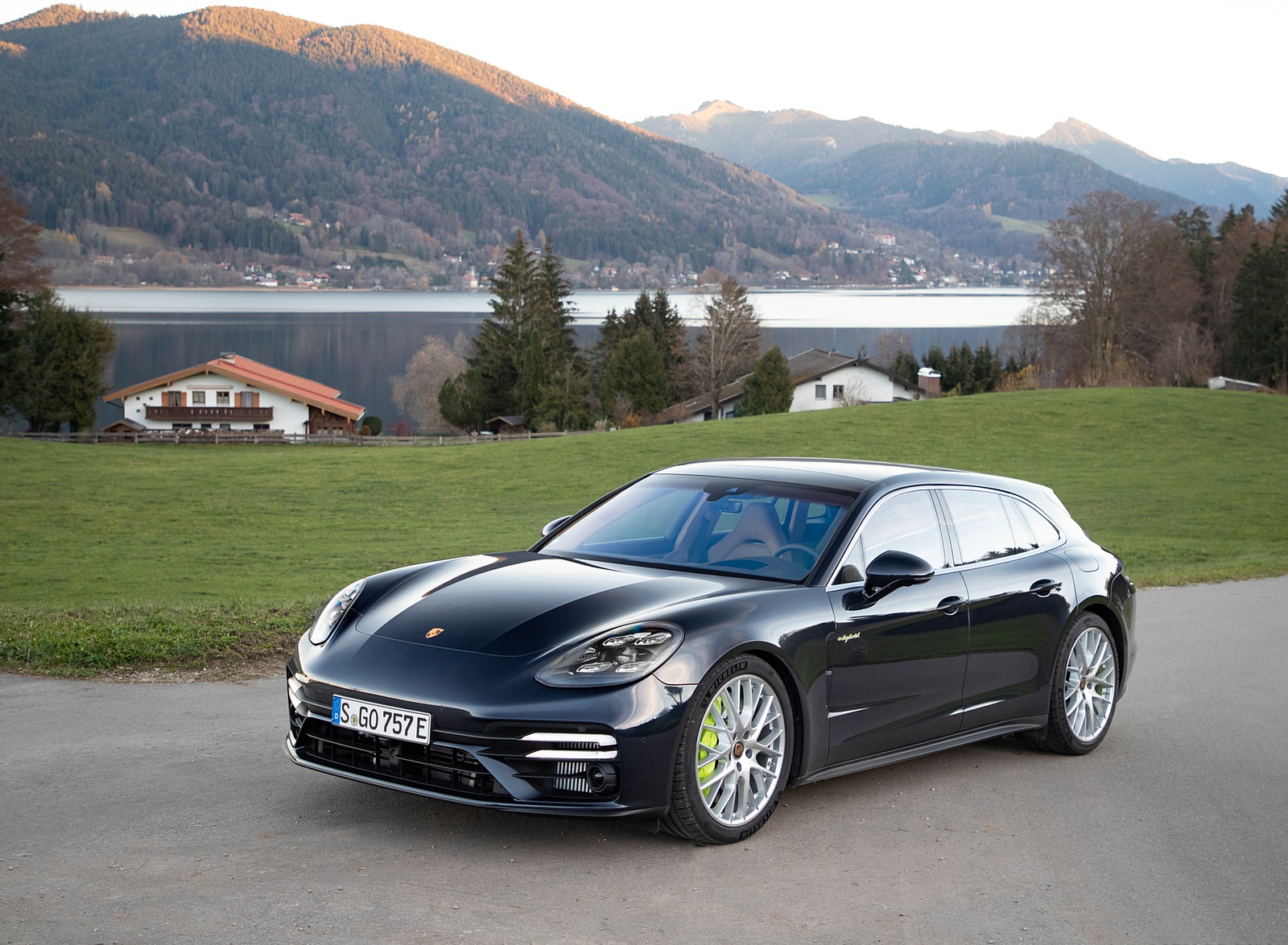 2021 Porsche Panamera Turbo S E-Hybrid Sport Turismo (Color: Night Blue Metallic) Front Three-Quarter Wallpapers #25 of 40