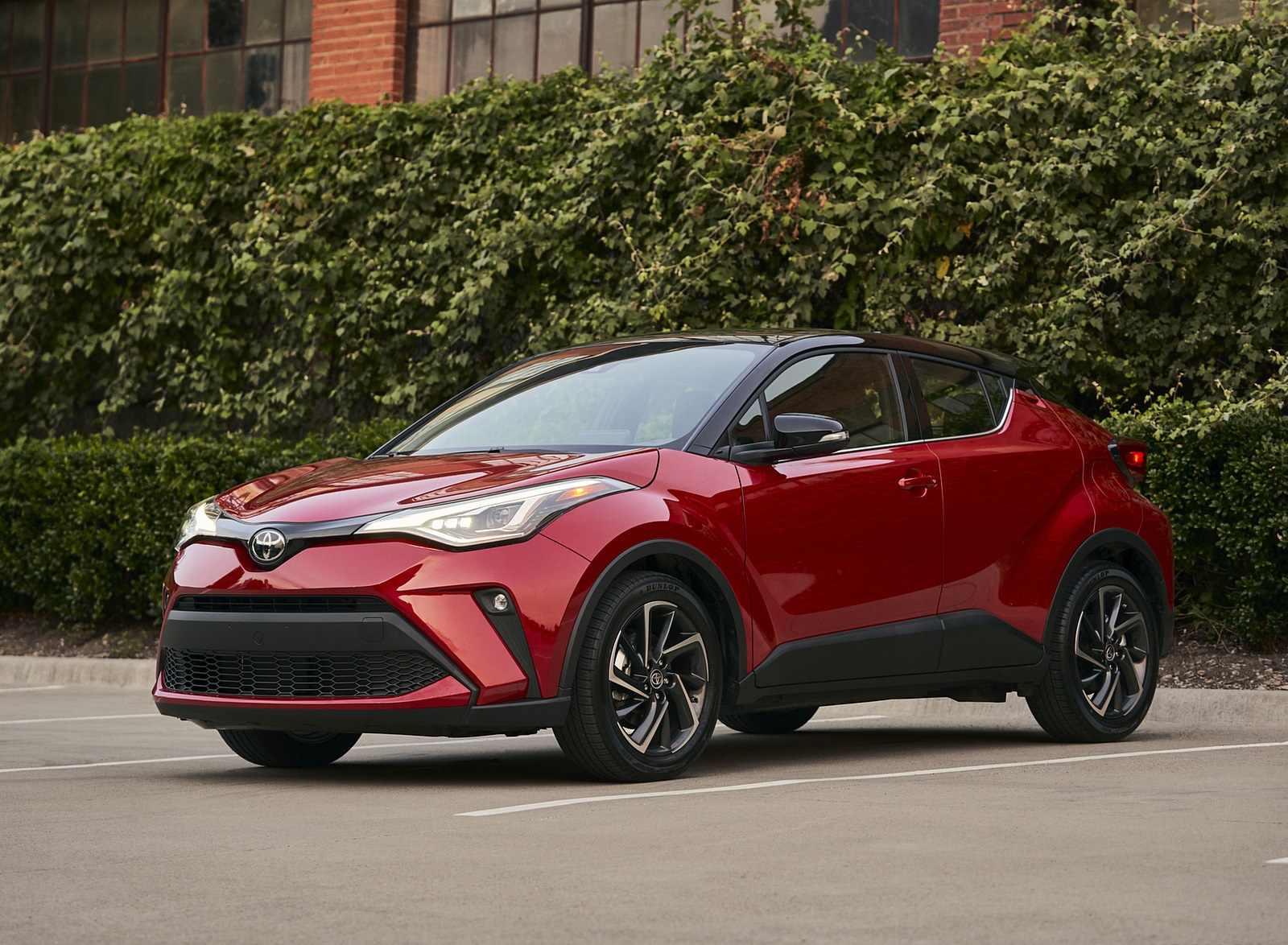 2021 Toyota C-HR (Color: Supersonic Red) Front Three-Quarter Wallpapers (2)