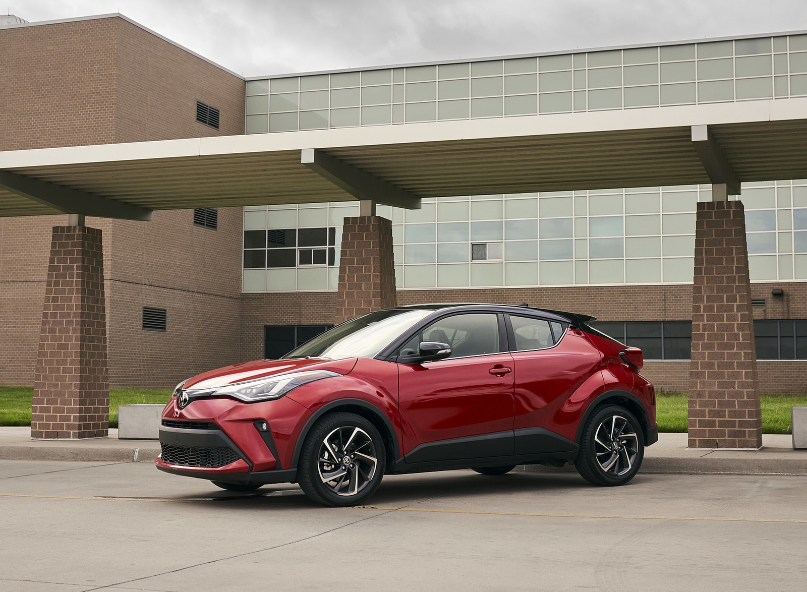 2021 Toyota C-HR (Color: Supersonic Red) Front Three-Quarter Wallpapers (5)