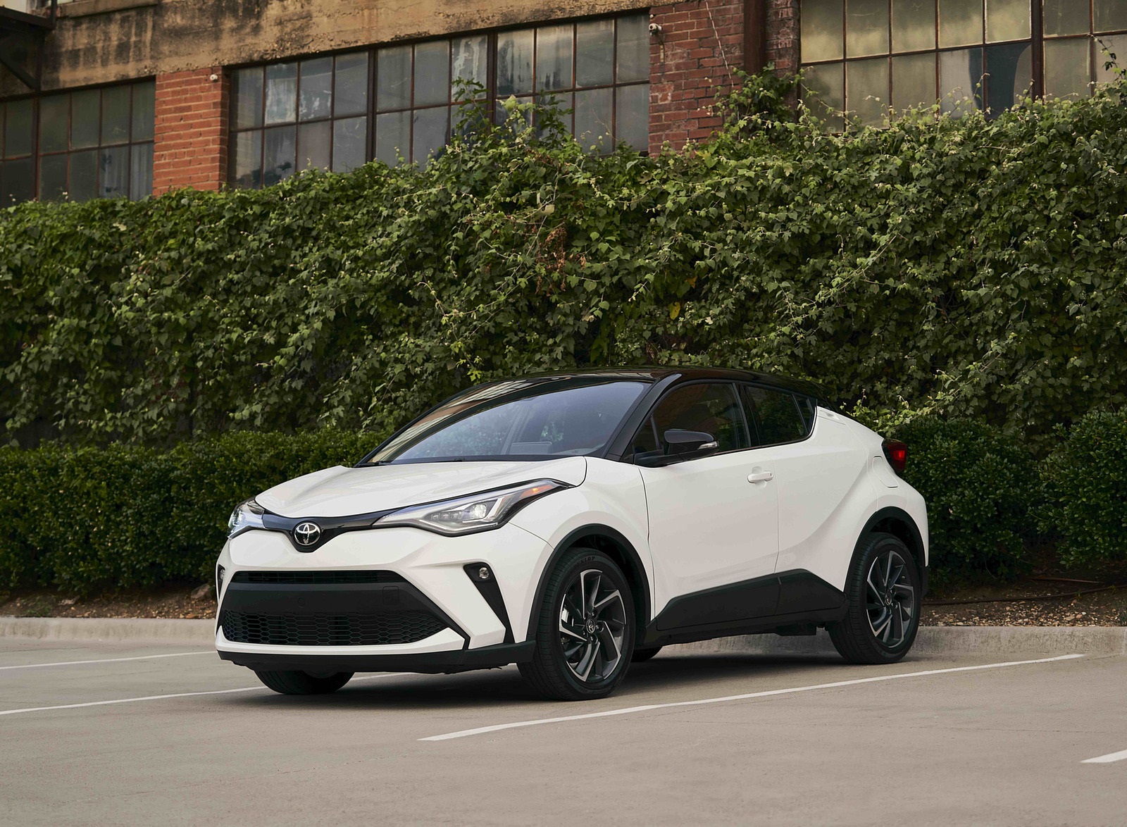 2021 Toyota C-HR Limited (Color: Blizzard White) Front Three-Quarter Wallpapers #18 of 29