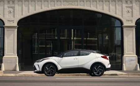 2021 Toyota C-HR Limited (Color: Blizzard White) Side Wallpapers 450x275 (23)