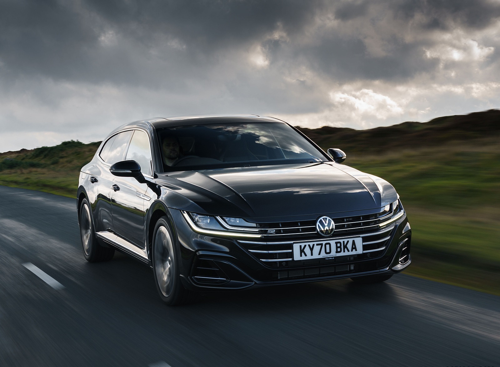 2021 Volkswagen Arteon Shooting Brake (UK-Spec) Front Three-Quarter Wallpapers (1)