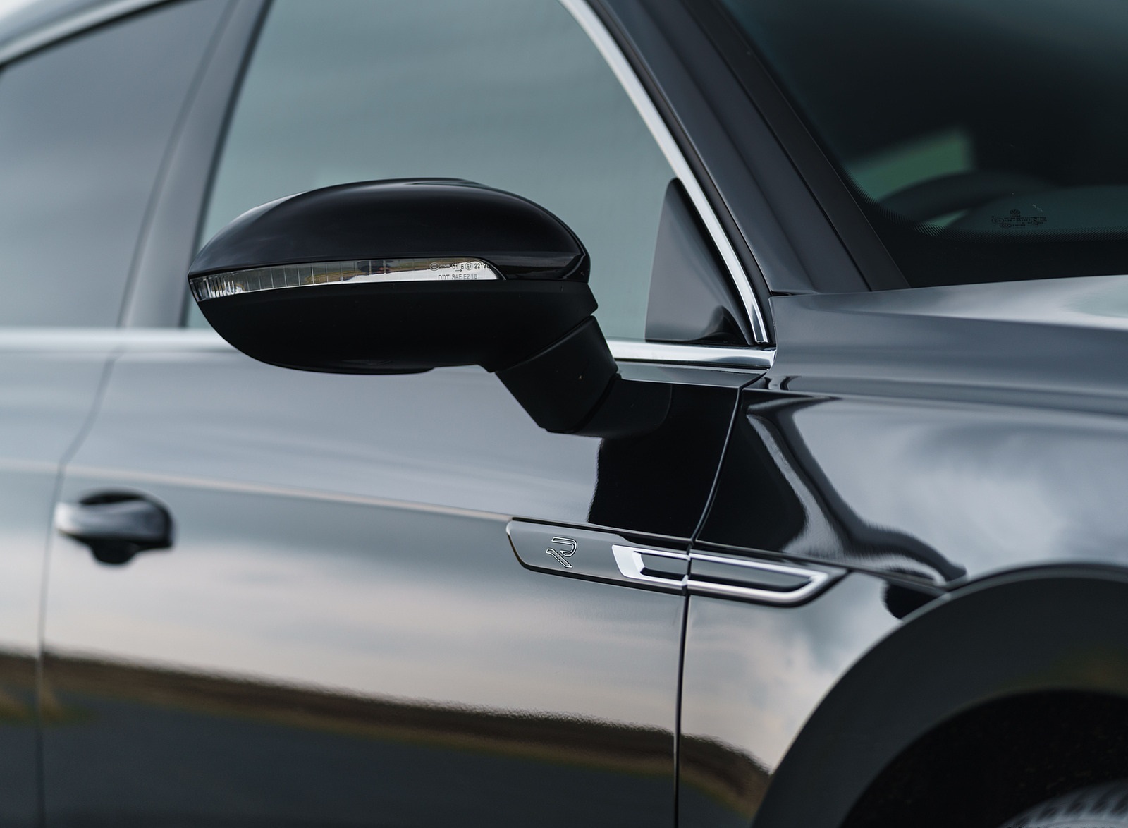 2021 Volkswagen Arteon Shooting Brake (UK-Spec) Mirror Wallpapers #57 of 109
