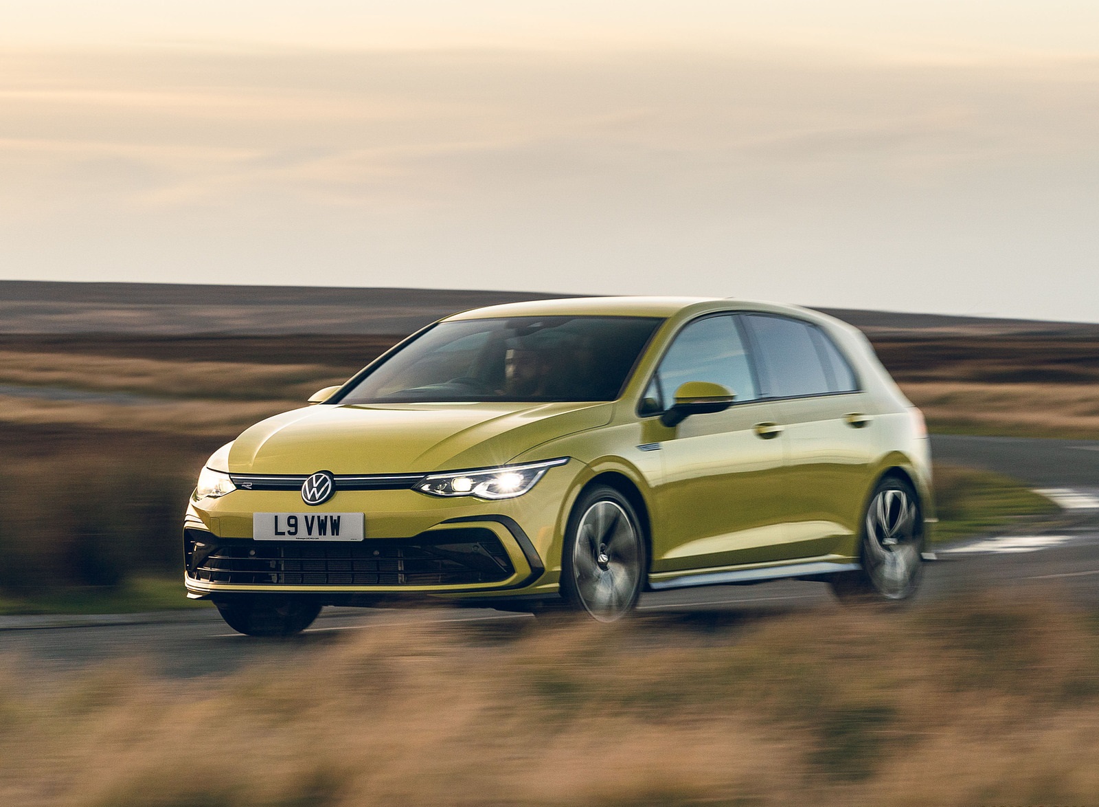 2021 Volkswagen Golf R-Line (UK-Spec) Front Three-Quarter Wallpapers (3)