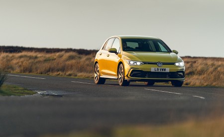 2021 Volkswagen Golf R-Line (UK-Spec) Front Wallpapers 450x275 (18)