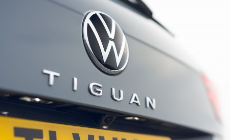 2021 Volkswagen Tiguan Life (UK-Spec) Badge Wallpapers 450x275 (52)
