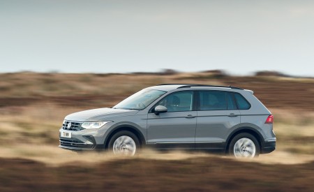 2021 Volkswagen Tiguan Life (UK-Spec) Front Three-Quarter Wallpapers  450x275 (5)