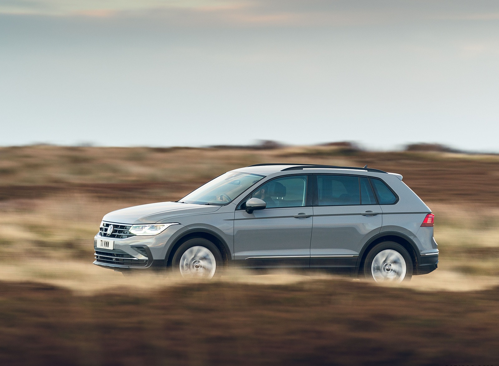 2021 Volkswagen Tiguan Life (UK-Spec) Front Three-Quarter Wallpapers  (5)