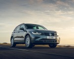 2021 Volkswagen Tiguan Life (UK-Spec) Front Three-Quarter Wallpapers 150x120 (13)