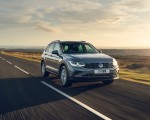 2021 Volkswagen Tiguan Life (UK-Spec) Front Three-Quarter Wallpapers 150x120 (6)