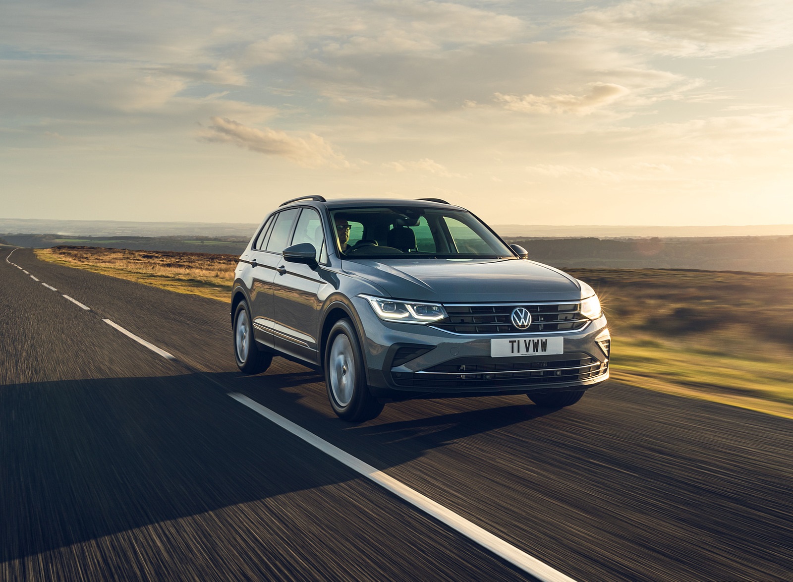 2021 Volkswagen Tiguan Life (UK-Spec) Front Three-Quarter Wallpapers #6 of 84