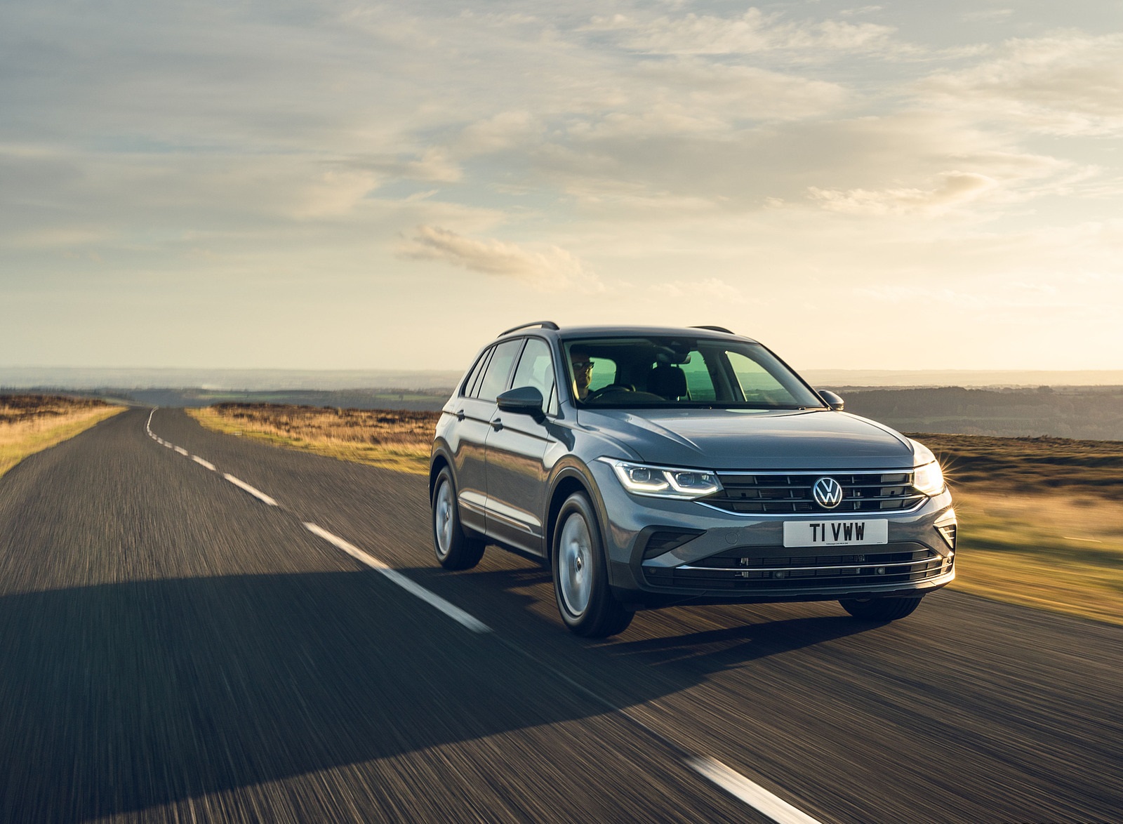 2021 Volkswagen Tiguan Life (UK-Spec) Front Three-Quarter Wallpapers  #7 of 84