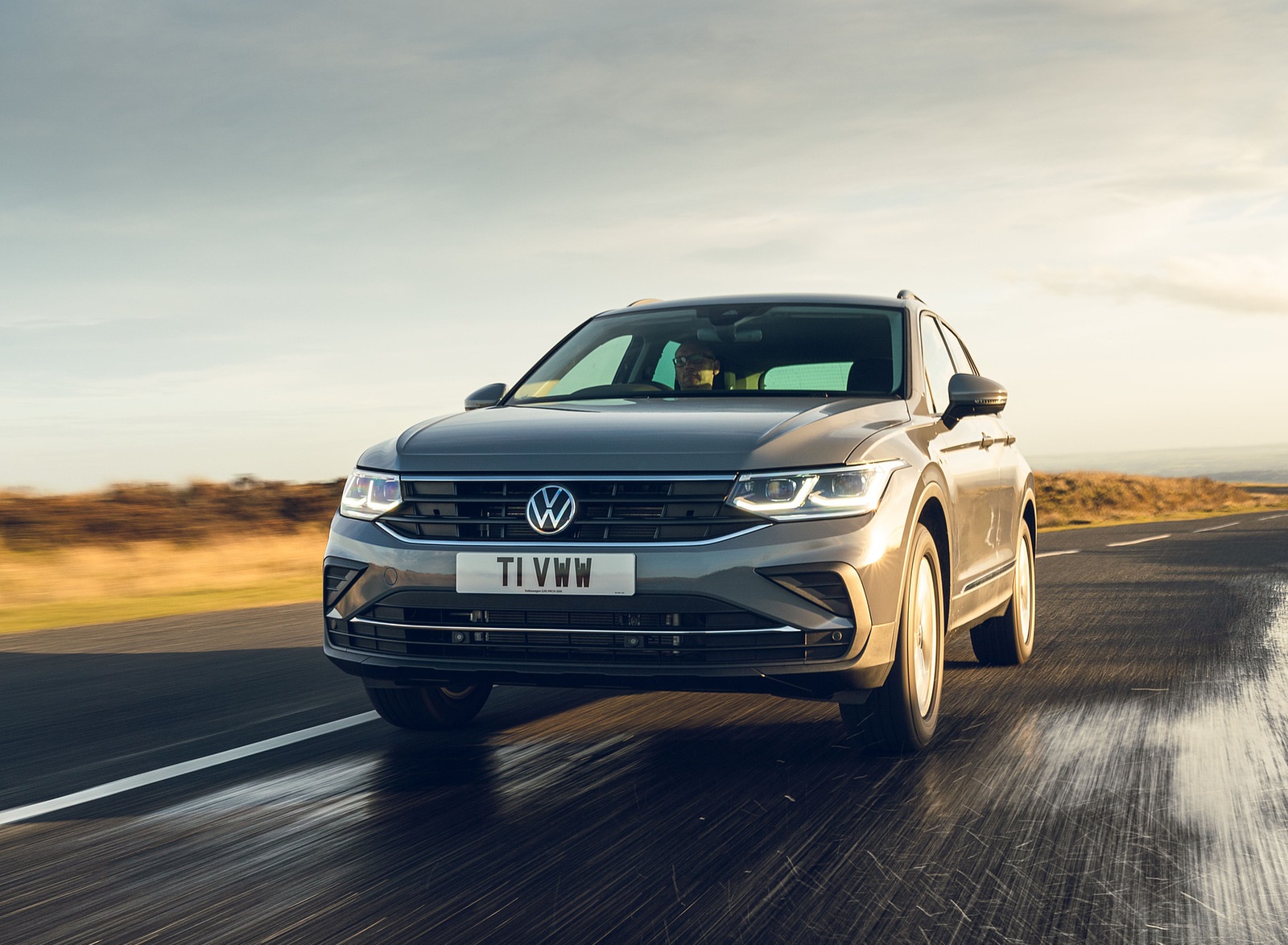 2021 Volkswagen Tiguan Life (UK-Spec) Front Wallpapers (1)