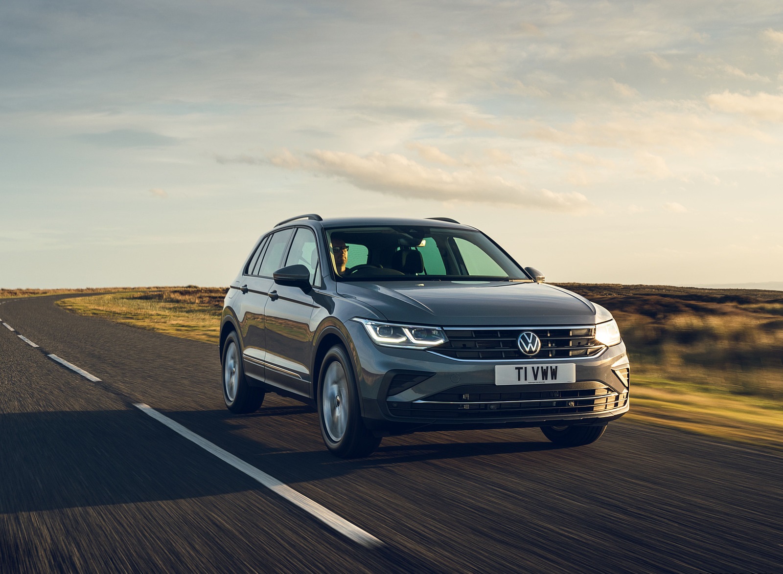 2021 Volkswagen Tiguan Life (UK-Spec) Front Wallpapers  (2)