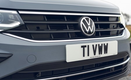 2021 Volkswagen Tiguan Life (UK-Spec) Grill Wallpapers 450x275 (28)