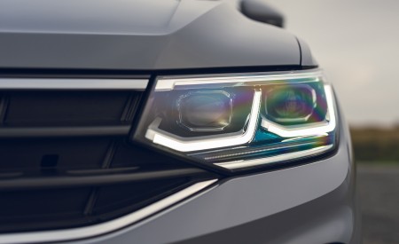 2021 Volkswagen Tiguan Life (UK-Spec) Headlight Wallpapers  450x275 (31)