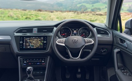 2021 Volkswagen Tiguan Life (UK-Spec) Interior Cockpit Wallpapers 450x275 (58)
