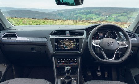 2021 Volkswagen Tiguan Life (UK-Spec) Interior Cockpit Wallpapers 450x275 (57)