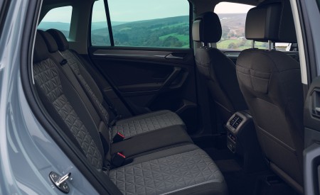 2021 Volkswagen Tiguan Life (UK-Spec) Interior Rear Seats Wallpapers 450x275 (80)