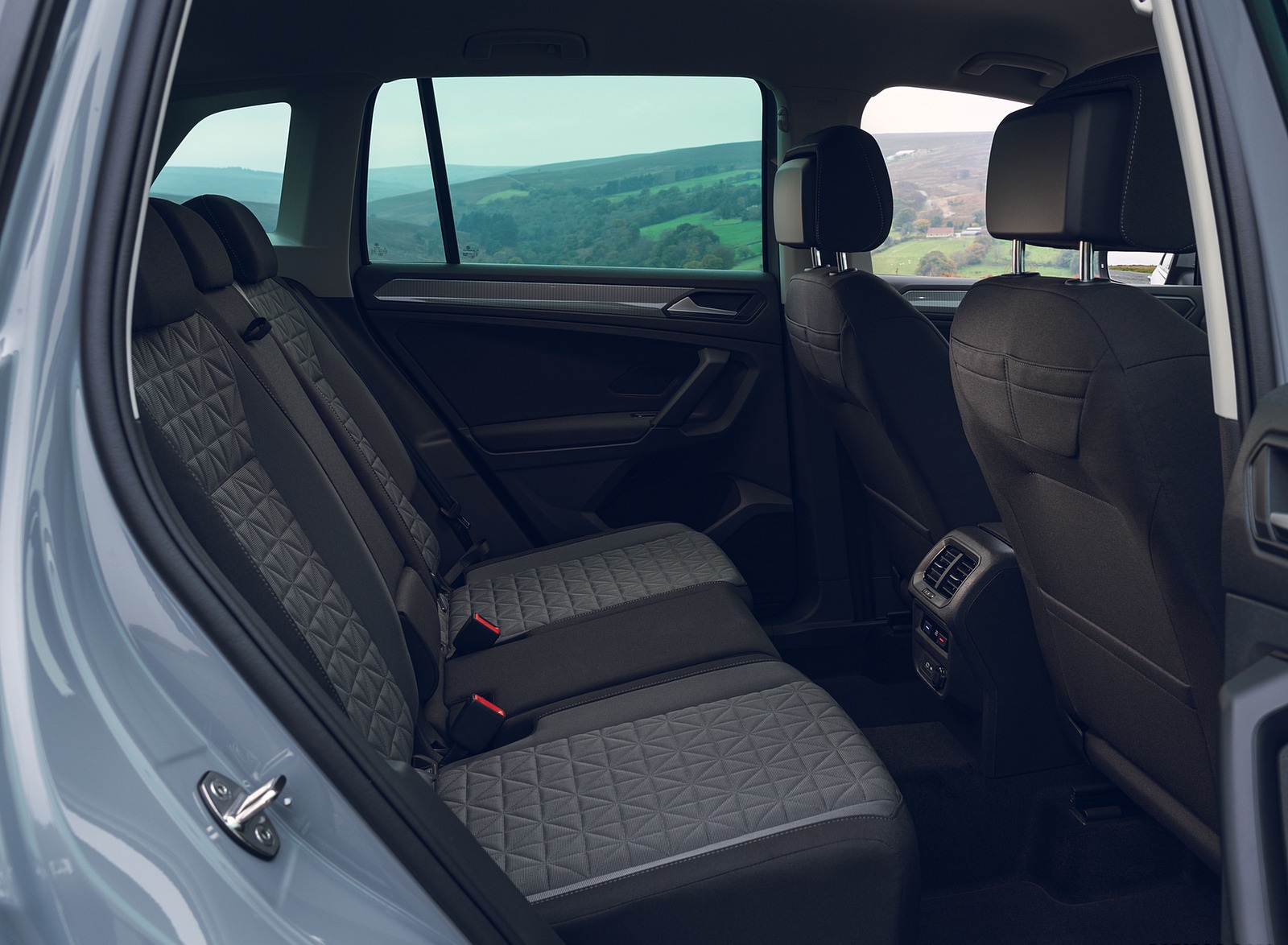 2021 Volkswagen Tiguan Life (UK-Spec) Interior Rear Seats Wallpapers #80 of 84