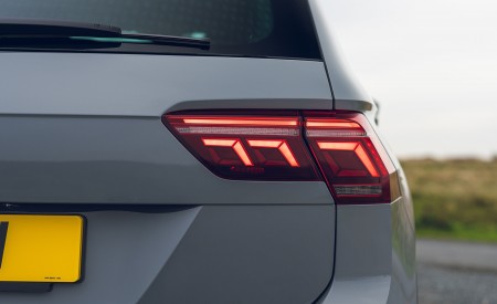 2021 Volkswagen Tiguan Life (UK-Spec) Tail Light Wallpapers 450x275 (48)