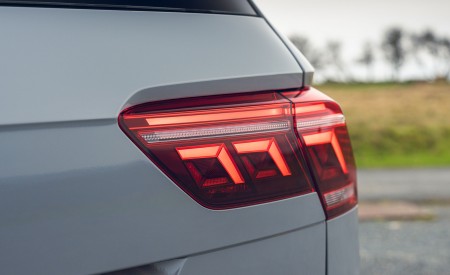 2021 Volkswagen Tiguan Life (UK-Spec) Tail Light Wallpapers  450x275 (46)