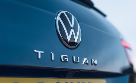 2021 Volkswagen Tiguan R-Line (UK-Spec) Badge Wallpapers 450x275 (66)