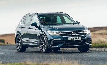 2021 Volkswagen Tiguan R-Line (UK-Spec) Front Three-Quarter Wallpapers 450x275 (1)