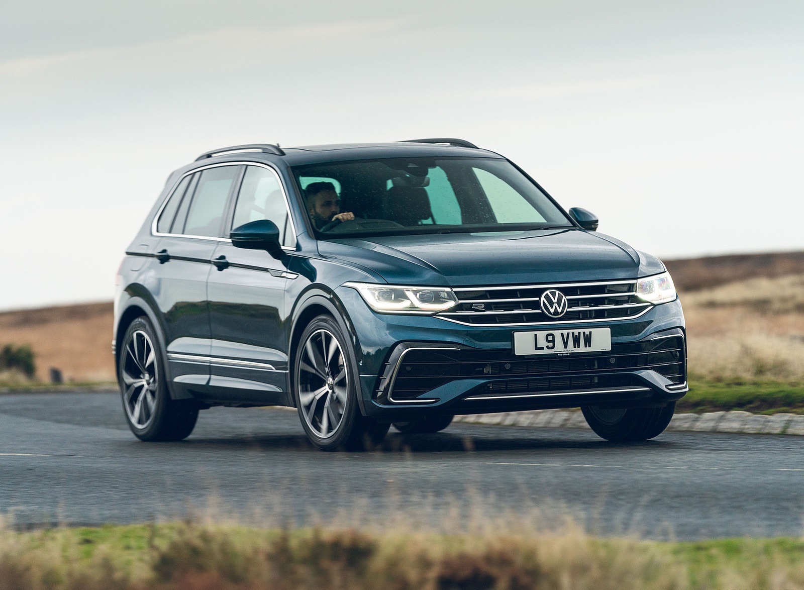 2021 Volkswagen Tiguan R-Line (UK-Spec) Front Three-Quarter Wallpapers (1)