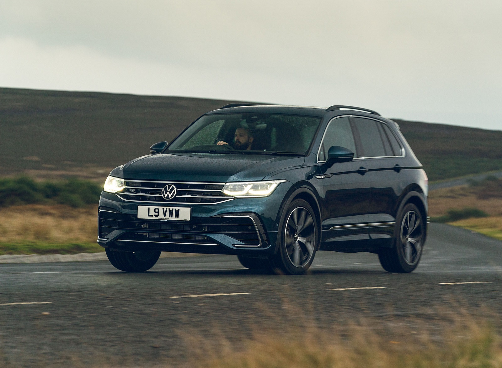 2021 Volkswagen Tiguan R-Line (UK-Spec) Front Three-Quarter Wallpapers  (2)