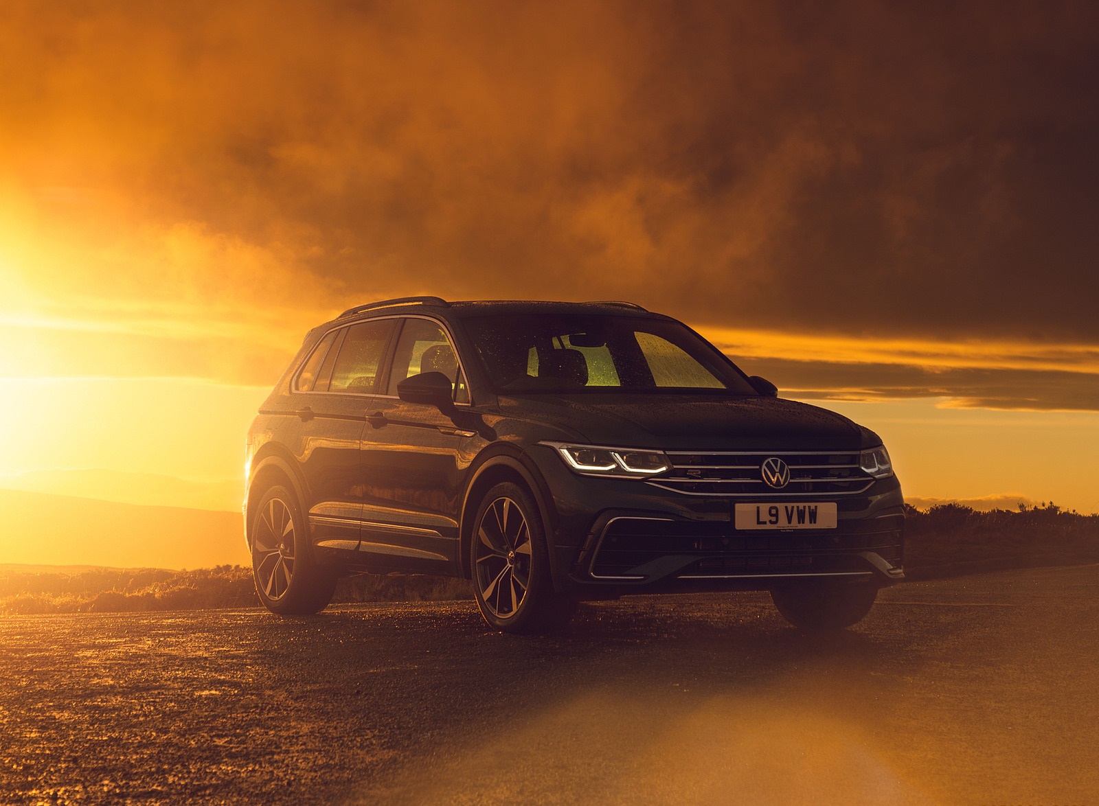 2021 Volkswagen Tiguan R-Line (UK-Spec) Front Three-Quarter Wallpapers  #44 of 112