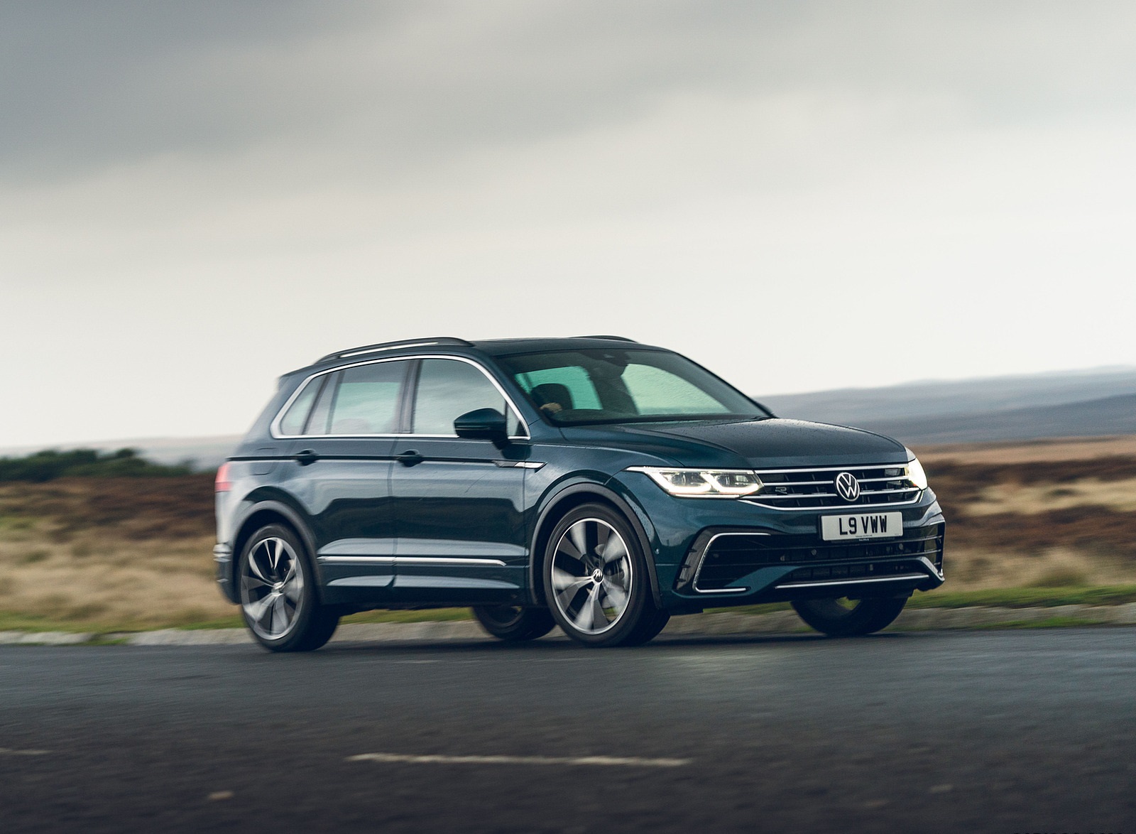 2021 Volkswagen Tiguan R-Line (UK-Spec) Front Three-Quarter Wallpapers  (3)