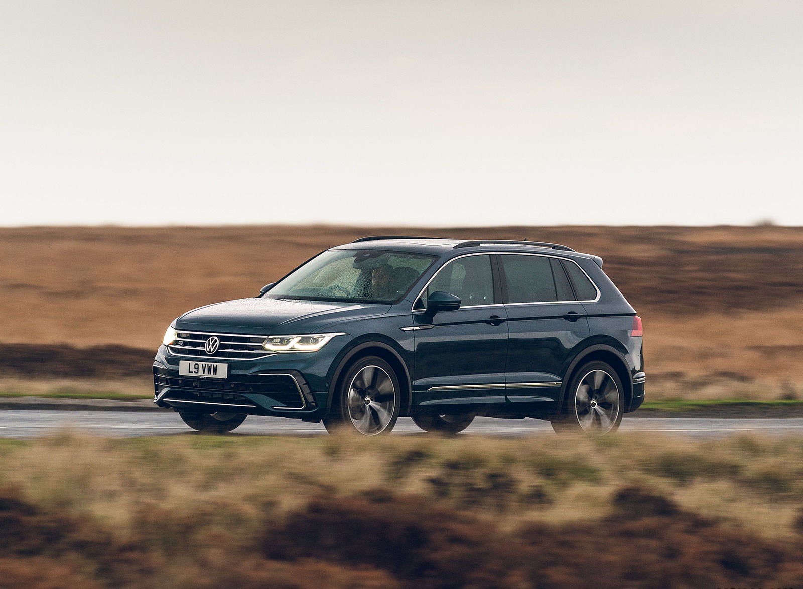 2021 Volkswagen Tiguan R-Line (UK-Spec) Front Three-Quarter Wallpapers #4 of 112