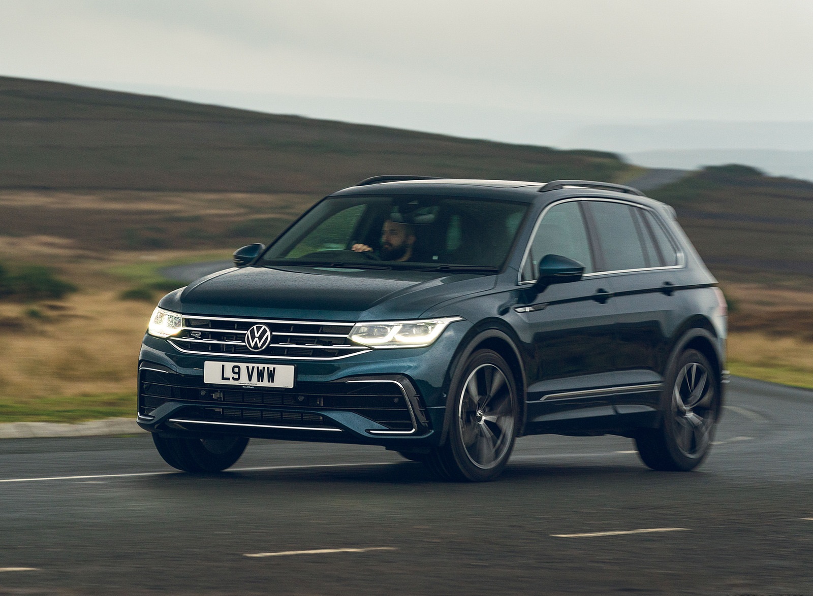 2021 Volkswagen Tiguan R-Line (UK-Spec) Front Three-Quarter Wallpapers #7 of 112