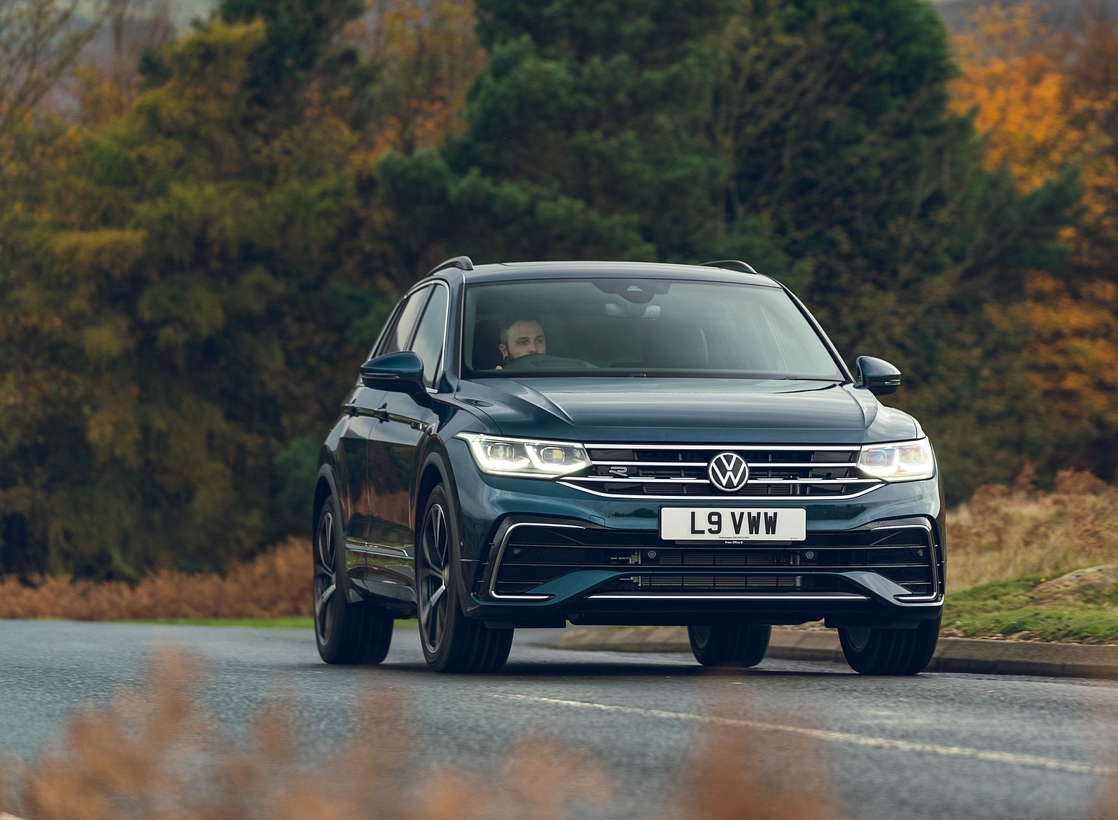 2021 Volkswagen Tiguan R-Line (UK-Spec) Front Wallpapers (8)