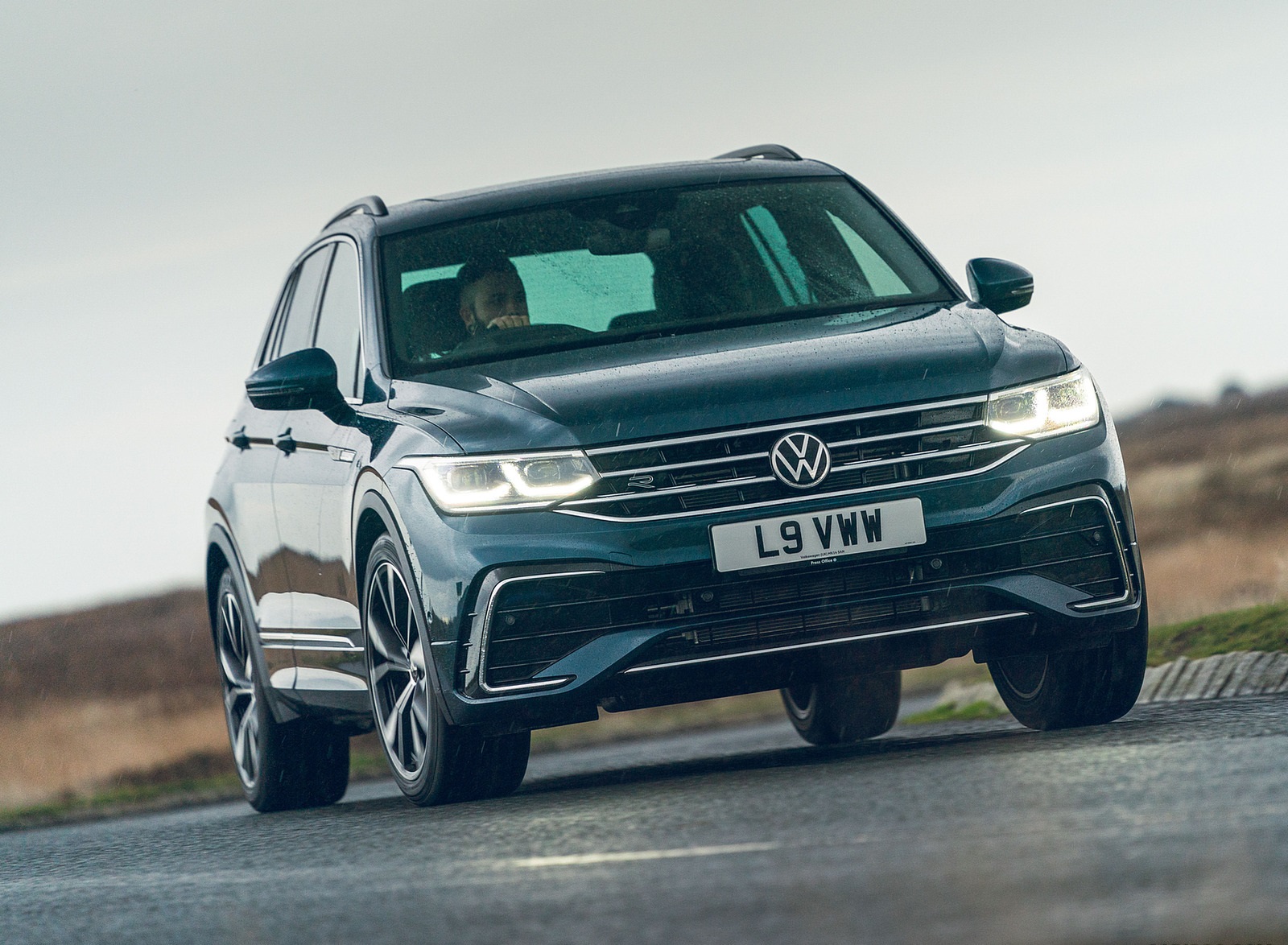 2021 Volkswagen Tiguan R-Line (UK-Spec) Front Wallpapers #20 of 112